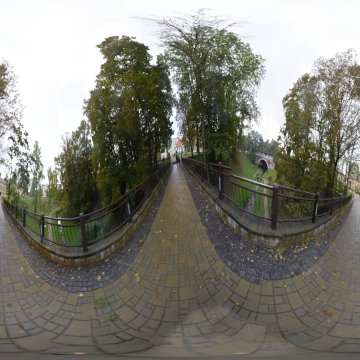 Пешеходный мостик в сквере речки Юрисдики. Беларусь. Гродно. Сквер Швейцарская Долина. Ноябрь. 2023.