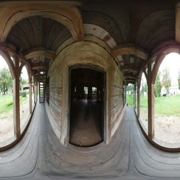 Лямус. У входа в основной зал. Гродно. Квартал Исторический Центр. Июль 2025.