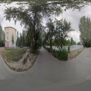 Волгоградская область. Волжский. На тротуаре. Ул. Свердлова. Июнь 2022